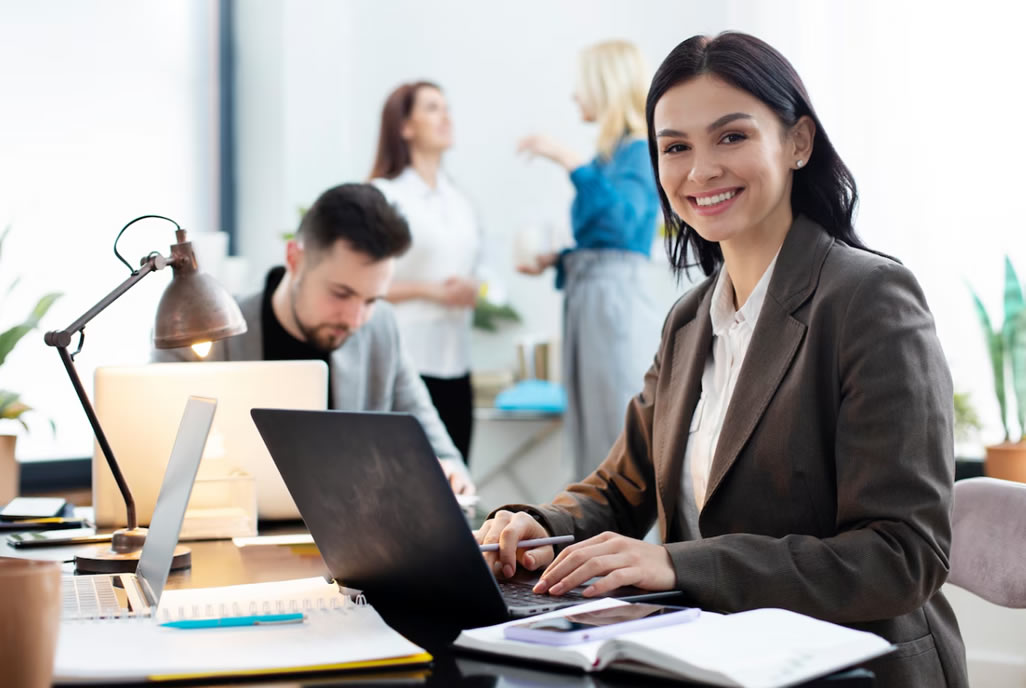 equipo de traductores en oficina